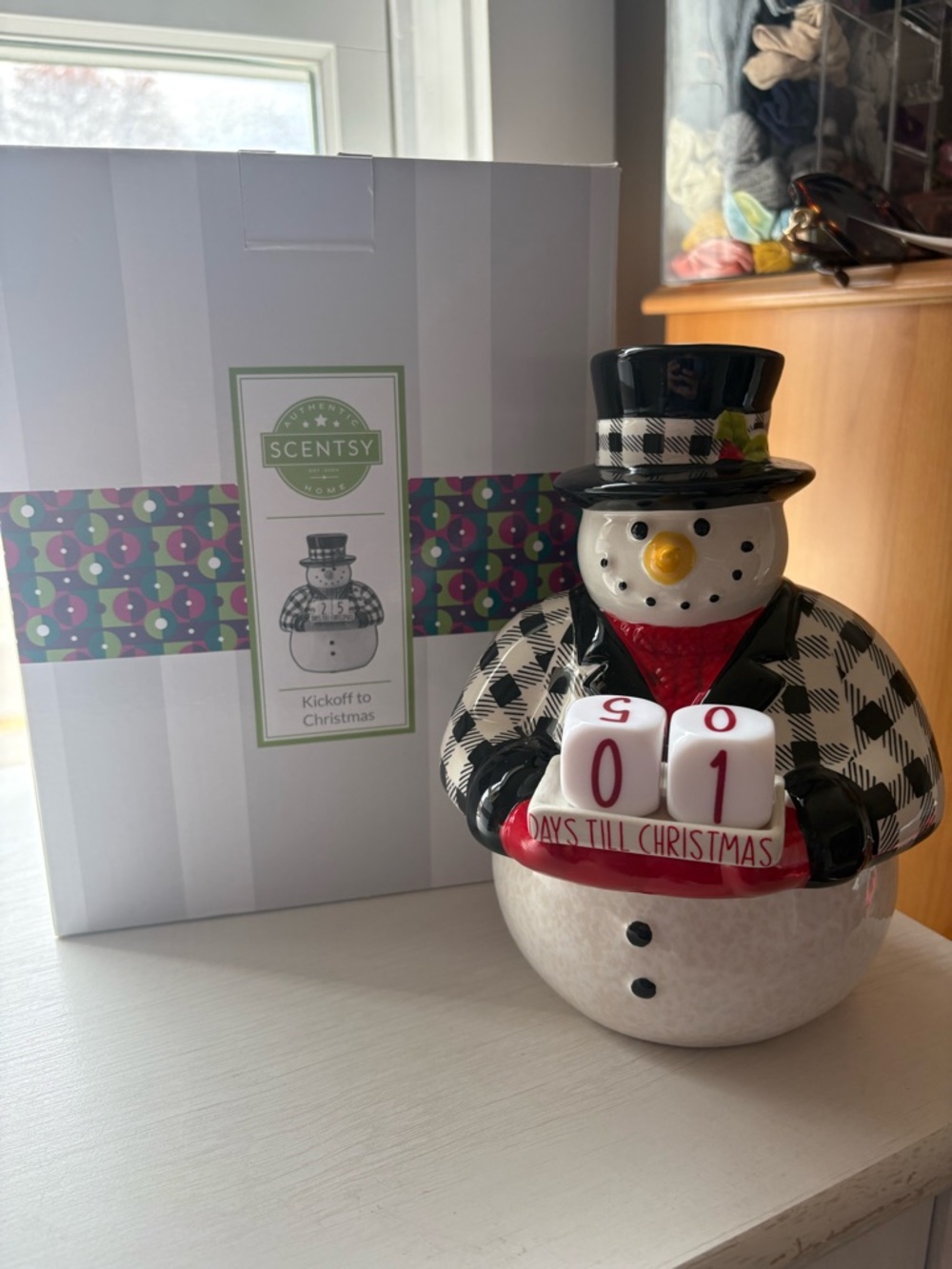 Scentsy Black White Red Snowman Countdown Warmer